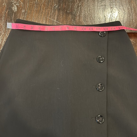 Elegant Contemporaine Black Button-Detail Mini Skirt by Simon’s. - Picture 5 of 6